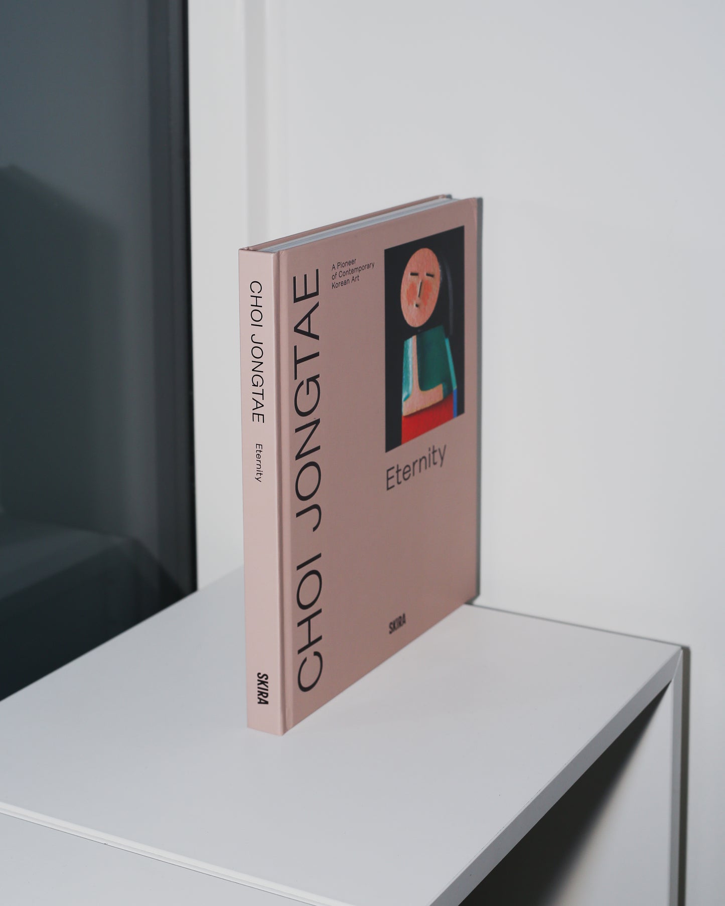 Book cover of “Choi Jongtae: A Pioneer of Contemporary Korean Design” - an in-depth exploration of Choi Jongtae's pioneering design philosophy.